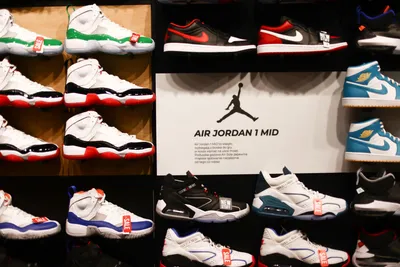 Signed Pair Michael Jordan's 1986 Game Worn Nike Air Jordan 1 Sneakers  Auction | Hypebeast