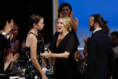 Джулианна Николсон посвятила первую победу на премии «Эмми» партнерше по фильму «Кобыла из Исттауна» Кейт Уинслет | Развлечения сегодня вечером