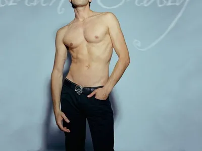 Эдриан Броуди, черные брюки, синяя стена, Актер, сексуальное тело, черные волосы, HD обои | Пикпикселей