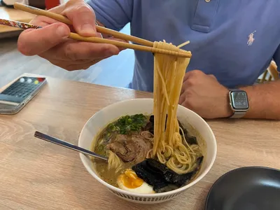 Достал палочки! Тест первого кафе японской уличной еды от известного бренда  одежды «Сакагучи»