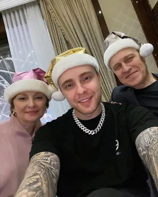 Очень похожи»: Егор Крид поделился праздничным фото с родителями | WMJ.ru