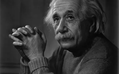 Обои Эйнштейн рассматривает, картинки - Обои на рабочий стол Эйнштейн  рассматривает картинки из категории: Мужчины