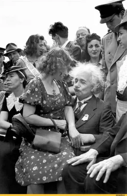 Альберт Эйнштейн с девушкой на коленях на открытии Всемирной ярмарки 1939  года в Нью-Йорке. / США :: Нью-Йорк (нью йорк) :: старое фото :: Всё самое  интересное (интересное, познавательное,) :: 1939 ::