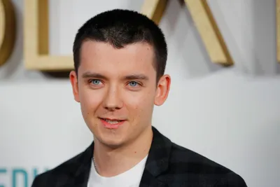 Cassez-vous » : La colère légitime d'Asa Butterfield (Sex Education) против фанатов, которые были на фото - Madmoizelle