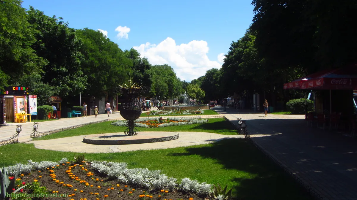 Краснодарский край парки отдыха. Парк Поддубного Ейск. Город Ейск Краснодарский край парк имени Поддубного. Центральный парк Ейск. Парк Поддубного Ейск аттракционы.