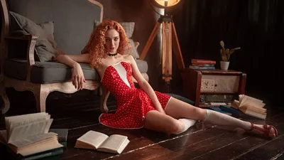 Обои на рабочий стол Модель Екатерина Пильник в красном платье в горошек  сидит на полу, где лежат книги, фотограф Georgy Chernyadyev, обои для  рабочего стола, скачать обои, обои бесплатно
