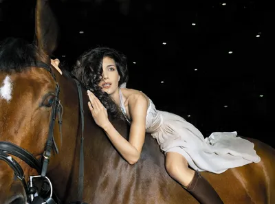 Обои на рабочий стол Актриса Екатерина Климова позирует верхом на лошади,  обои для рабочего стола, скачать обои, обои бесплатно