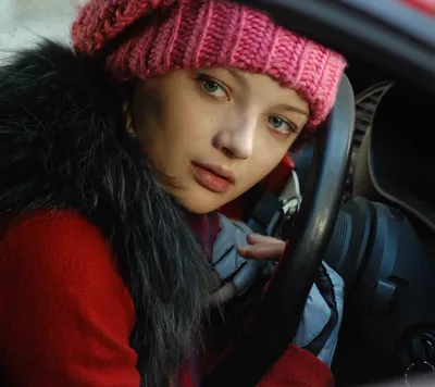 Скачать обои девушка, поза, шапка, макияж, актриса, молодая, в машине, Екатерина  Вилкова, раздел девушки в разрешении 1080x960