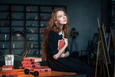 Обои на рабочий стол Модель Екатерина Воронина с книгой в руках сидит н  столе, фотограф Александр Решня, обои для рабочего стола, скачать обои, обои  бесплатно