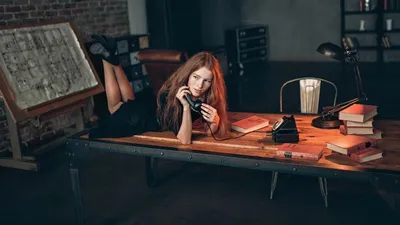 Обои на рабочий стол Девушка Катя Воронина с телефонной трубкой в руке  лежит на столе, обои для рабочего стола, скачать обои, обои бесплатно