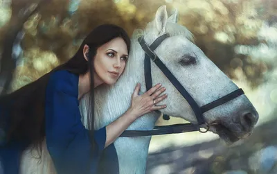 Фото Девушка, сидя верхом, прижалась к белой лошади, фотограф Елена Алферова  / Elena Alferova