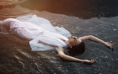 Фото Девушка в белом платье лежит в воде, фотограф Елена Алферова