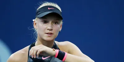 Елена Рыбакина, теннисистка: фото, биография чемпионки Уимблдона, почему не  играет за Россию