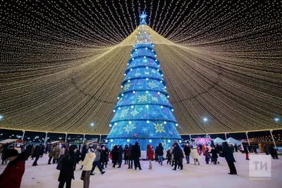 Бесплатный паркинг, елки и пункты вакцинации: Казань переходит на  новогодний режим