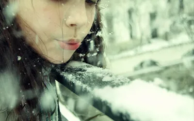 Красивые девушки и снег