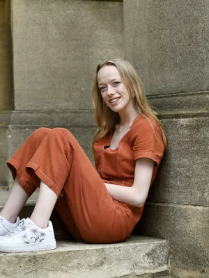 Обои для рабочего стола Amybeth McNulty 2048x2732, разрешение 2048x2732.