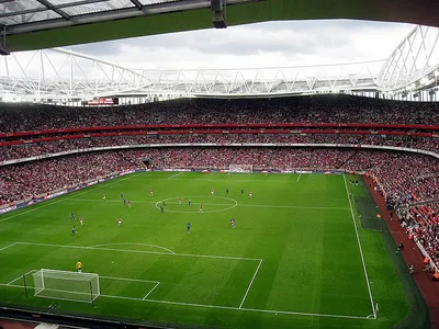 Пофутболим - Эмирейтс Стэдиум / Emirates Stadium был построен в июле 2006  года и заменил старый стадион «Арсенала» - «Хайбери». Эмирейтс - третий по  величине футбольный стадион в Англии после Уэмбли и