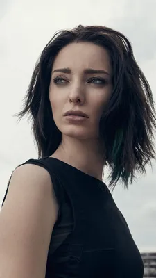 Картинка брюнетки Emma Dumont The Gifted смотрит 1080x1920