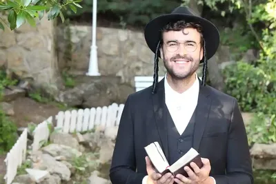 Религиозный молодой еврей в черной шляпе Редакционное Фотография -  изображение насчитывающей иудейство, израиль: 98923612