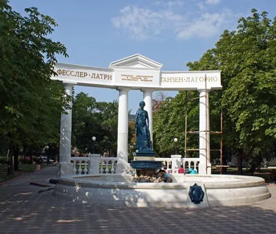 Фото Феодосия. Фонтан-памятник «Доброму гению» в городе Феодосия