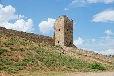 Файл:Стены крепости, Феодосия. Фото 2.jpg — Путеводитель Викигид Wikivoyage