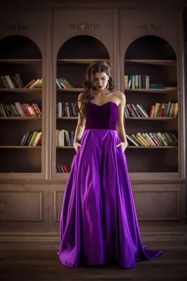 Фиолетовое атласное платье