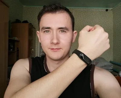 Киев, Украина - 25 сентября 2019 г.: Смарт часы, Ксаоми Ми Банд 4 фитнес- браслет На руке С отображением на экране Редакционное Стоковое Изображение  - изображение насчитывающей передвижно, самомоднейше: 160693449