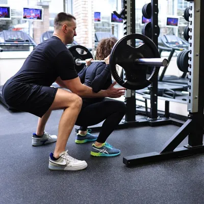 Красивые женщины-строители в GYM Стоковое Фото - изображение насчитывающей  мышца, представление: 161900486