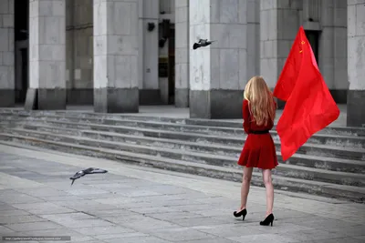 Скачать обои Москва, Россия, блондинка, флаг бесплатно для рабочего стола в  разрешении 2048x1365 — картинка №620600
