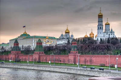 Скачать обои и картинки россия, москва, кремль, флаг, стена, река, вода,  набережная для рабочего стола в разрешении 4271x2823