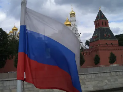 Обои Российский флаг на фоне Москвы 1600x1200 скачать бесплатно на рабочий  стол