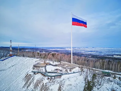 Красноярск | Гигантский флаг России вернулся в Красноярск слегка  приспущенным - БезФормата