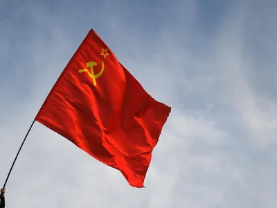 В Северной Осетии появилось еще одно изображение бабушки с флагом СССР -  РИА Новости, 02.05.2022