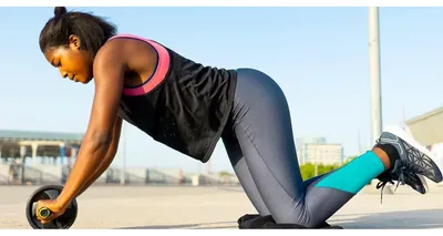 Форма тела фитнеса Pilates йоги спорта женщины красоты сексуальная одевает  Стоковое Изображение - изображение насчитывающей бег, диетпитание: 55236621