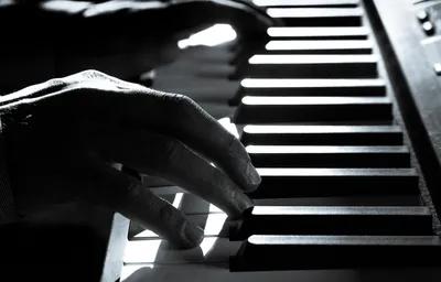 Фотография человека, играющего на фортепиано в оттенках серого · Бесплатные  стоковые фото