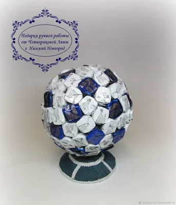 Футбольный мяч из конфет фотографии