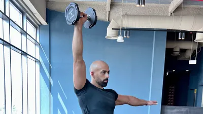 мужчина поднимает гантели в спортзале фитнес портрет Фото Фон И картинка  для бесплатной загрузки - Pngtree