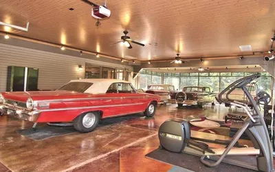 В США продают дом, в котором есть гараж на 25 машин. Фото :: Autonews