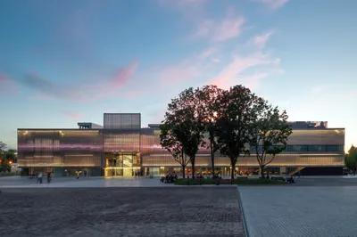 Файл:Здание Музея современного искусства «Гараж».jpg — Википедия