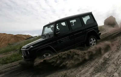 Обои песок, машины, mercedes-benz, едет, гелик картинки на рабочий стол,  раздел mercedes - скачать