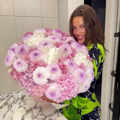 Георгины с гортензией в букете | Бесплатная доставка цветов по Москве