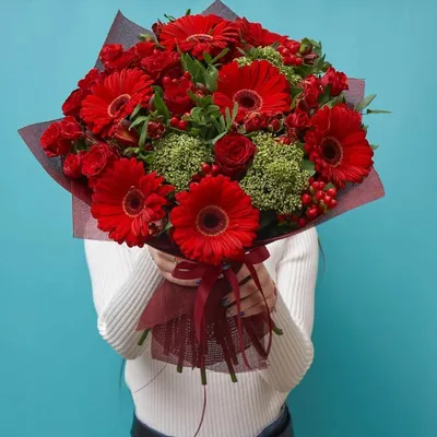 Красные герберы с розами в букете | Бесплатная доставка цветов по Москве