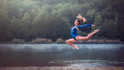 Обои Спорт Гимнастика, обои для рабочего стола, фотографии спорт, гимнастика,  гимнастка, прыжок, грация, брызги Обои для рабочего стола, скачать обои  картинки заставки на рабочий стол.