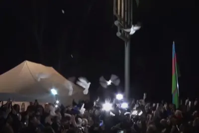 Участники акции на Лачинской дороге выпустили в небо 44 голубя как символ  мира-ФОТО