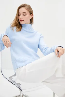 Женский вязаный свитер oversize светло-голубой с разрезами по бокам -  купить в интернет магазине Аржен