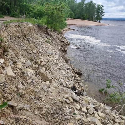 В Самарской области нашли пляж, опасный для жизни и здоровья: в песке  торчат железные штыри