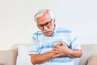 Боль в груди: симптомы, причины и лечение боли в области грудной клетки