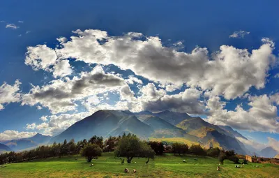 Обои Небо, Облака, Поле, Горы, Трава, Деревня, Clouds, Sky, Grass, Грузия,  Sunrise, Mountains, Georgia, Field, Kazbegi, Казбеги картинки на рабочий  стол, раздел природа - скачать