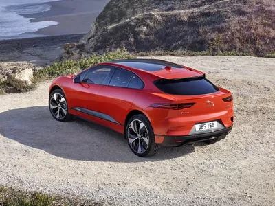 Сравнение Jaguar E-Pace и Jaguar I-Pace по характеристикам, стоимости  покупки и обслуживания. Что лучше - Ягуар Е-Пейс или Ягуар Ай-Пейс