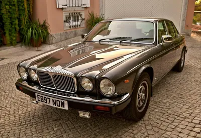 Jaguar/Daimler XJ: The Essential Buyer's Guide: Crespin, Peter:  9781845842000: Amazon.com: Books